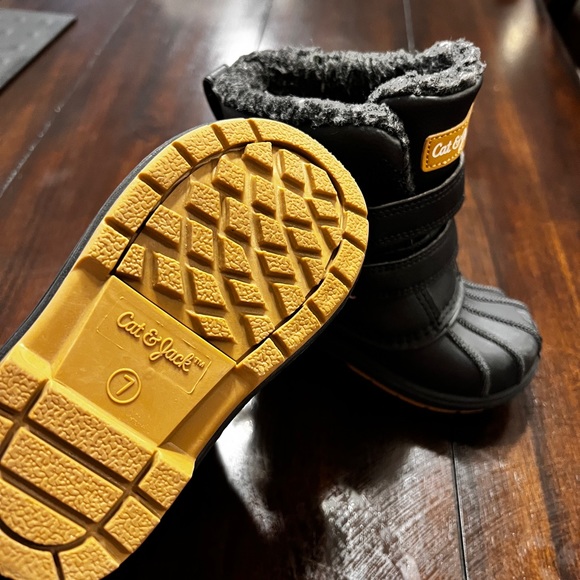 Lightly-worn Winter Boots for toddlers - Picture 2 of 4